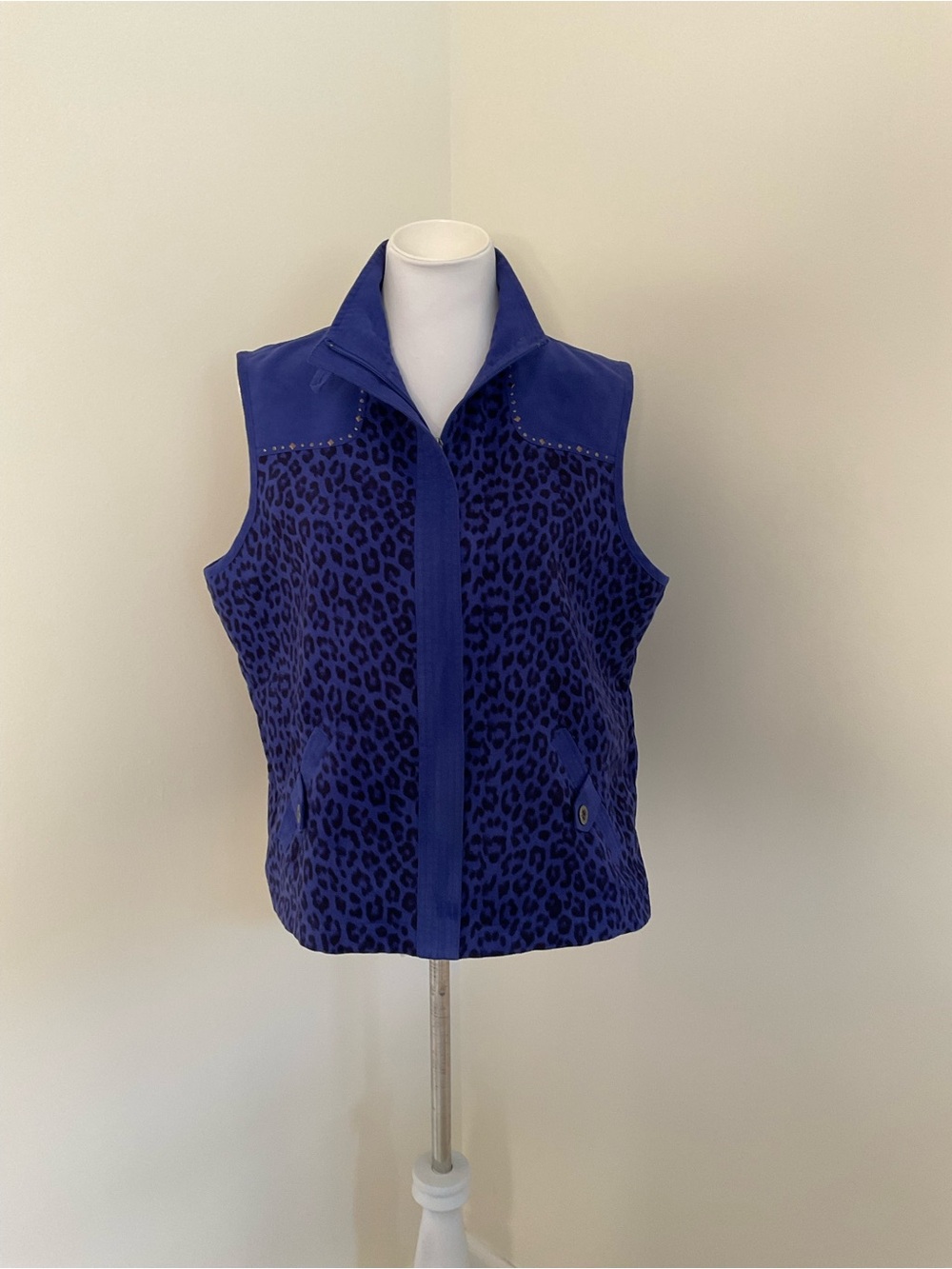 Draper’s & Damon’s Sleeveless Leopard-Print Vest in Deep Royal Blue